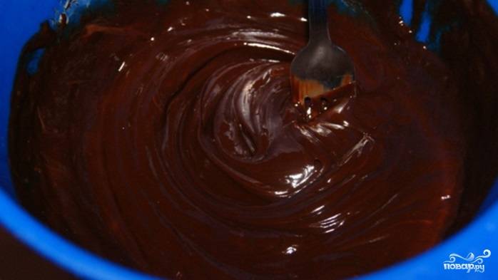 Растопите на водяной бане 125 грамм чёрного шоколада со сливочным маслом. Покройте массой верхний слой торта. Уберите в холодильник на 6 часов.