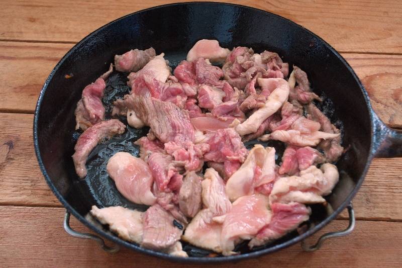 Нарежьте очень тонко свинину и курицу. Я резала соломкой. Свиное мясо еще и отбила молоточком. На растительном масле обжарьте оба вида мяса сразу.