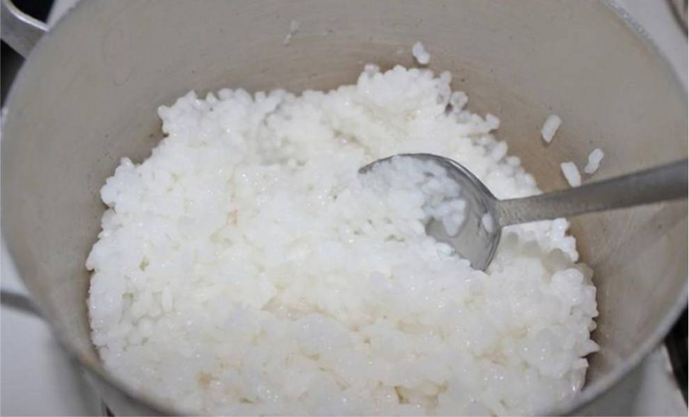 4. Когда вода закипела, высыпаем рис и варим до готовности. Немного посолите.