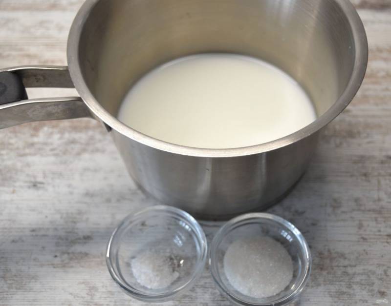 В сотейник влейте молоко, воду, добавьте 1 щепотку соли  1 чайную ложку сахара, нагрейте. 