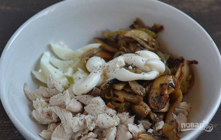 Переложите подготовленные грибы, куриное мясо и белок в миску. Добавьте к ним майонез, соль и черный молотый перец. Тщательно все перемешайте, выложите на порционные тарелки и подавайте. 