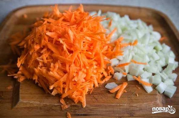 5. Очистите лук и нарежьте мелкими кубиками. Морковь натрите на терке. 