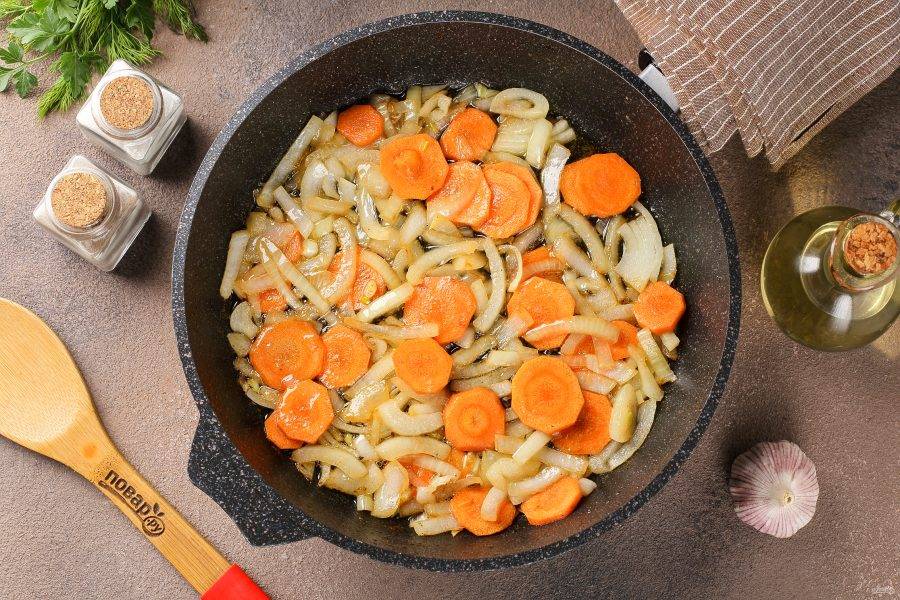 В этой же сковороде обжарьте нарезанные произвольно лук и морковь.