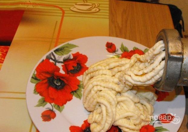Пропустите тесто через мясорубку.