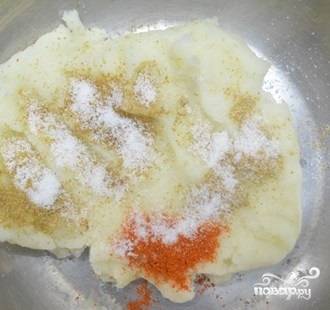 2. Распределите пюре в мисочке ровным слоем и добавьте по вкусу соль и самые разнообразные специи, которые у вас по рукой. Чем больше их, тем ароматнее и вкуснее получатся наши картофельные котлеты. 