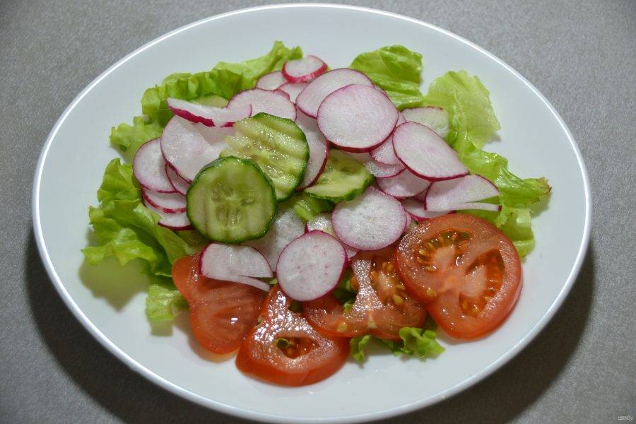 Выложите редис в салат.