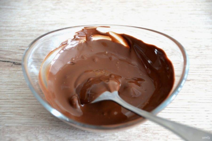 Растопите 50 грамм шоколада короткими импульсами в микроволновой печи или на водяной бане.