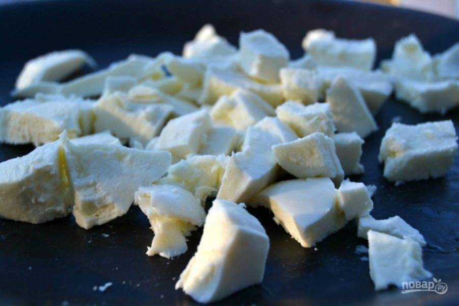 4.	Нарежьте моцареллу также небольшими кусочками. Перемешайте сыр с беконом.