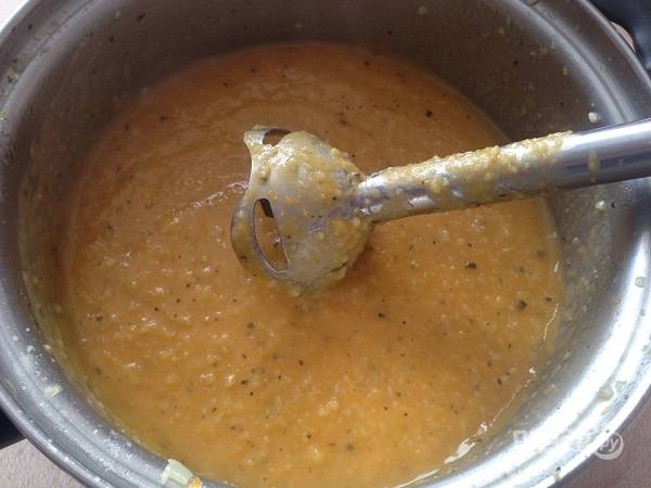 9. С помощью погружного блендера превращаем суп в пюре. Густоту супа регулируйте, добавляя бульон или воду.