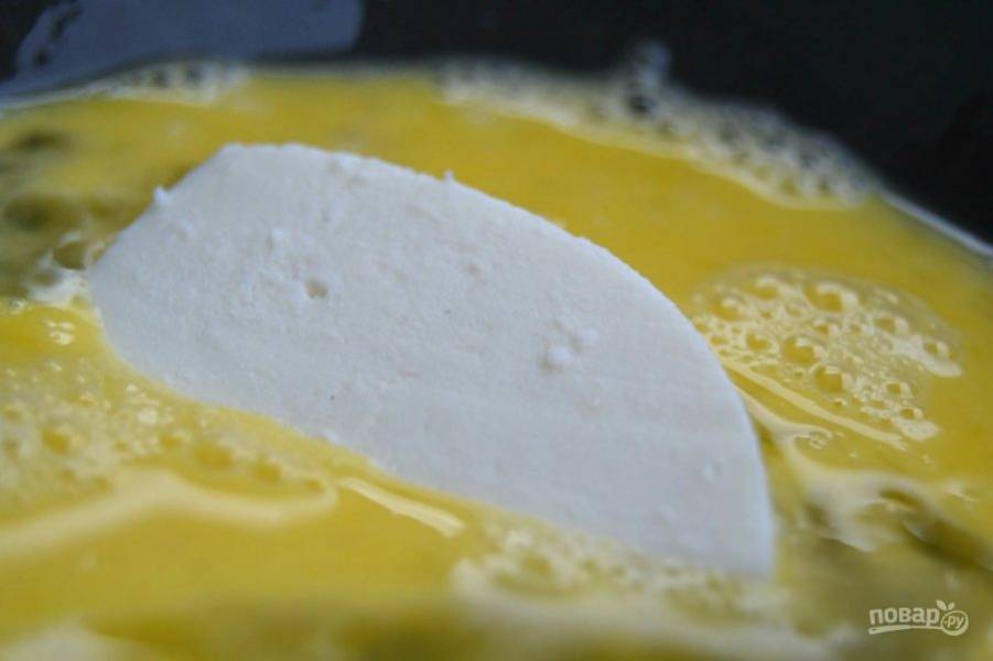 4.	Сперва кусочек сыра окуните в яйцо.