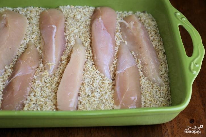2. Куриное филе вымойте, обсушите и нарежьте. Можно нарезать его кубиками и распределить поверх риса или же выложить вот такими крупными кусочками. 