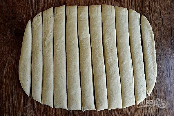 Раскатайте тесто в прямоугольник размером 18х30 см. Нарежьте его на 11 полосок.