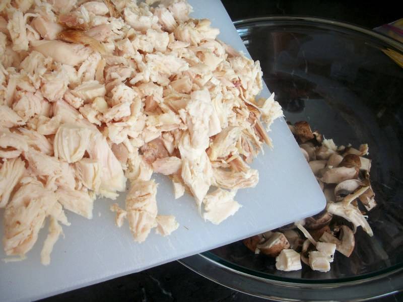 Для начала мы отправляем макароны вариться до состояния "почти готовы". Пока ракушки варятся, мы нарезаем мелко отварную курицу и выкладываем ее в миску вместе с нарезанными грибами.