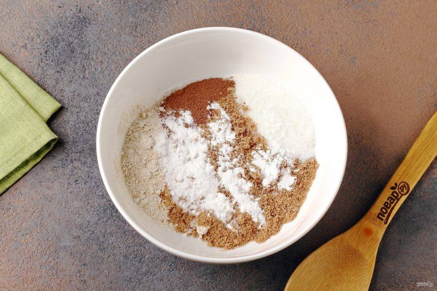 Соедините все сухие ингредиенты: льняную и овсяную муку, какао, сахар и разрыхлитель.