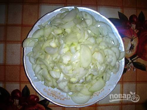 5. Очистите и нарежьте полукольцами лук. Приготовьте маринад, соединив растительное масло, соль и сахар. Доведите до кипения, влейте уксус и через минутку снимите с огня.