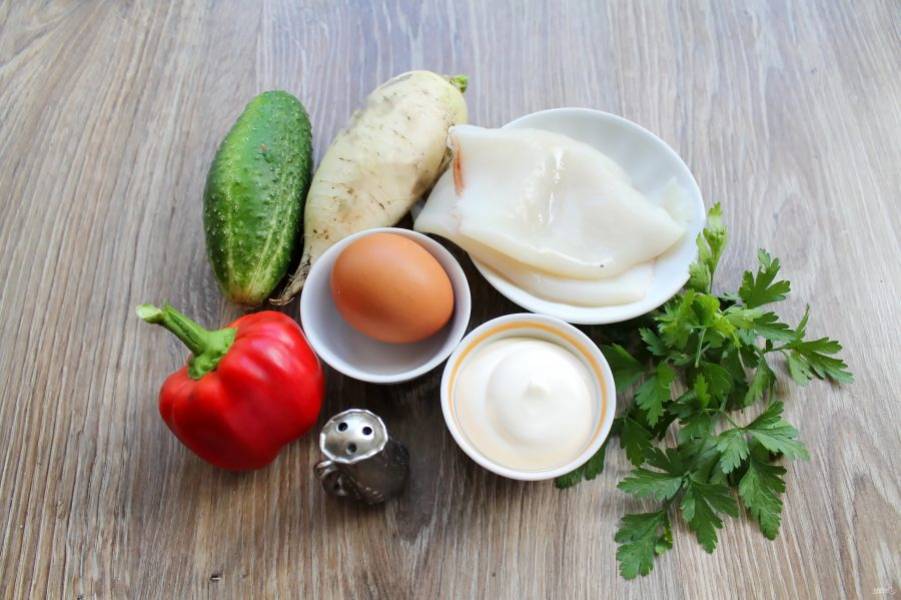 Подготовьте все необходимые ингредиенты для приготовления салата из дайкона с кальмарами. Овощи помойте и обсушите. Кальмары разморозите и почистите, если это необходимо. Яйца сварите в крутую и остудите.