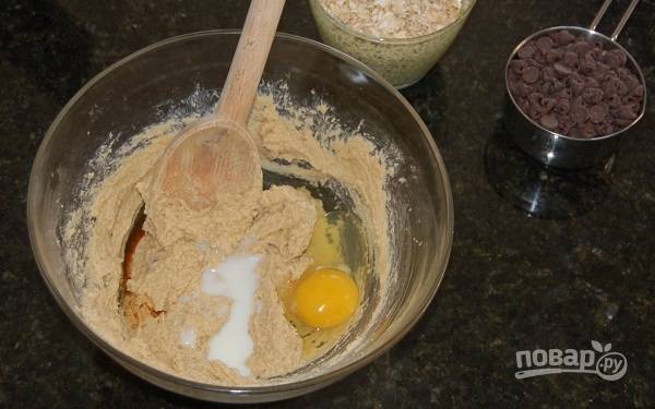 1. В глубокой мисочке разотрите размягченное сливочное масло с двумя видами сахара до однородности. Вбейте яйцо, влейте молоко и ванильный экстракт. 