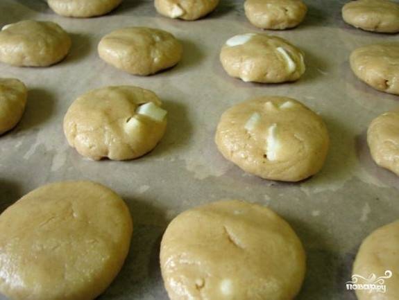 Сформируем из теста круглое печенье толщиной примерно 1 сантиметр. Уложим его рядами на смазанный маслом или застеленный пекарской бумагой противень. 