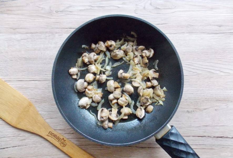 Обжаривайте грибы с луком до полной готовности.