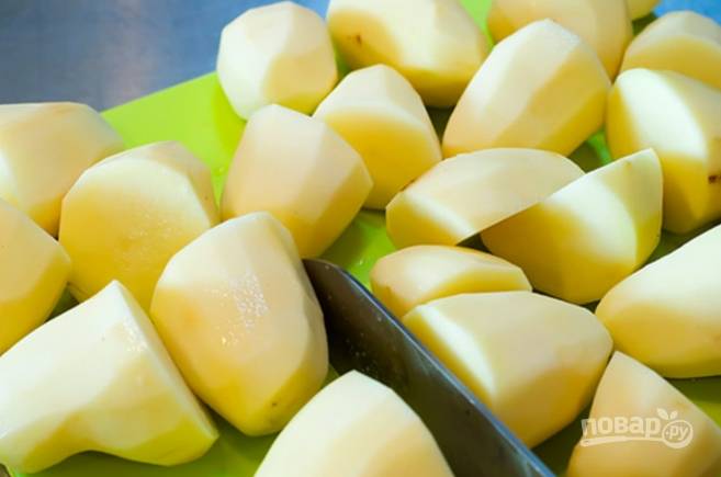 Картофель почистите и порежьте на половинки или четверти.