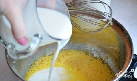 Добавьте к яично-сахарной смеси кефир, в который предварительно следует добавить соду (и размешать). Снова все хорошенько взбейте, чтобы образовалась пенная шапочка. 