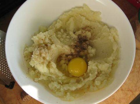 Картофель отвариваем в подсоленной воде до полной готовности, затем разминаем его до состояния пюре. Когда масса немного остынет, добавляем в нее яйцо и специи, хорошенько все перемешиваем.