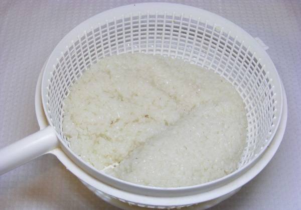 1. Первым делом нужно отправить в подсоленную воду рис и варить после закипания около 5 минут. Затем откинуть на дуршлаг и немного остудить. 
