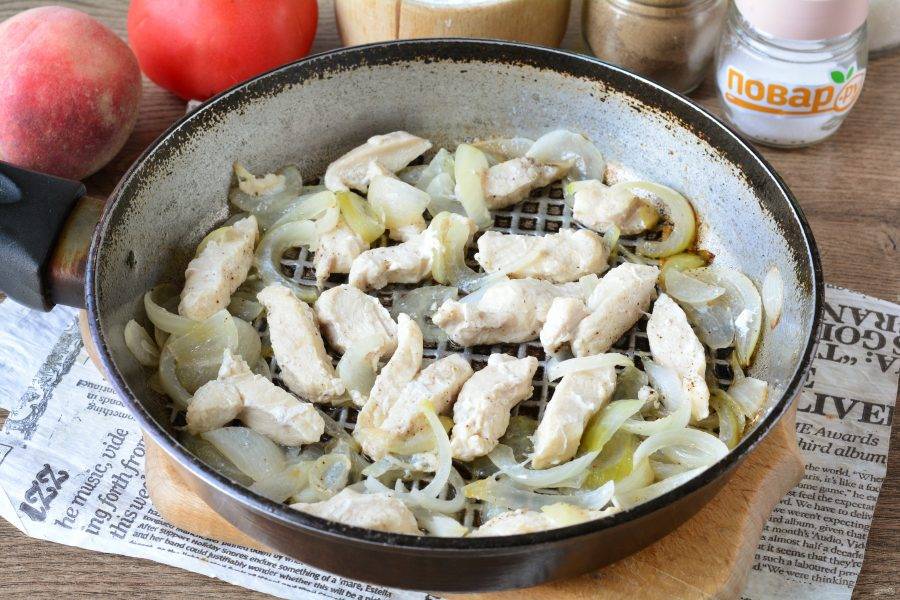 В растительном масле обжарьте курицу с луком, добавьте специи по вкусу. Жарьте мясо 5-6 минут, помешивая, на среднем огне.