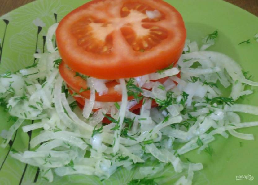 Теперь соберите салат. Выложите слой лука с укропом. Сверху — кружок помидор, на него — лук, и так далее.