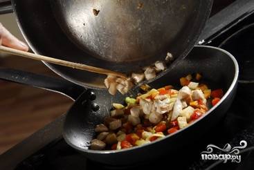 Курицу солим, перчим и обжариваем не долго. Когда она приобретет легкий-легкий румянец, перекладываем ее в сковородку с овощами.
