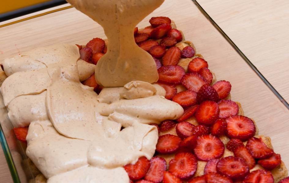 Залейте равномерно кремом ягоды и савоярди.