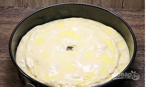 Начинку накрываем вторым пластом теста, скрепляя края. Поверхность смазываем смесью из желтка и яйца. Духовку разогреваем до 180 градусов, печем пирог на протяжении 50 минут.