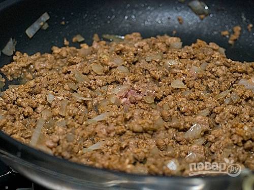 1. Обжарьте фарш из мяса на сковороде, добавьте к нему измельченный лук и жарьте 30 минут.