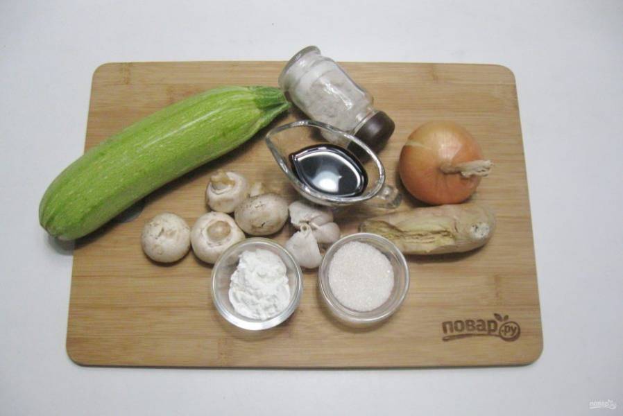 Подготовьте ингредиенты для приготовления кабачков в кисло-сладком соусе.