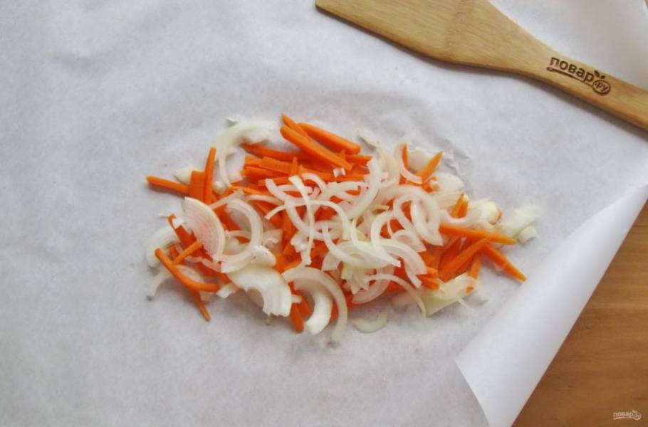 Лук и морковь немного посолите и полейте растительным маслом. Выложите на пергамент.