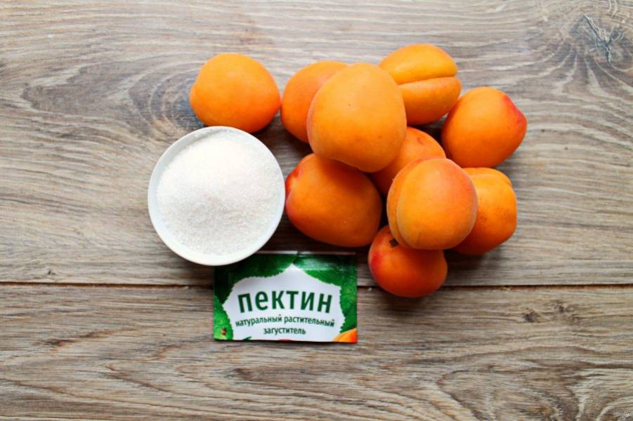 Подготовьте все необходимые ингредиенты для приготовления абрикосов с пектином на зиму. Плоды переберите, удаляя порченые и мягкие.