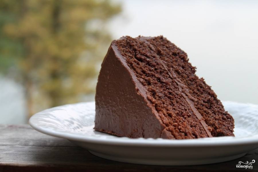 Шоколадный торт с пахтой и сахарной глазурью