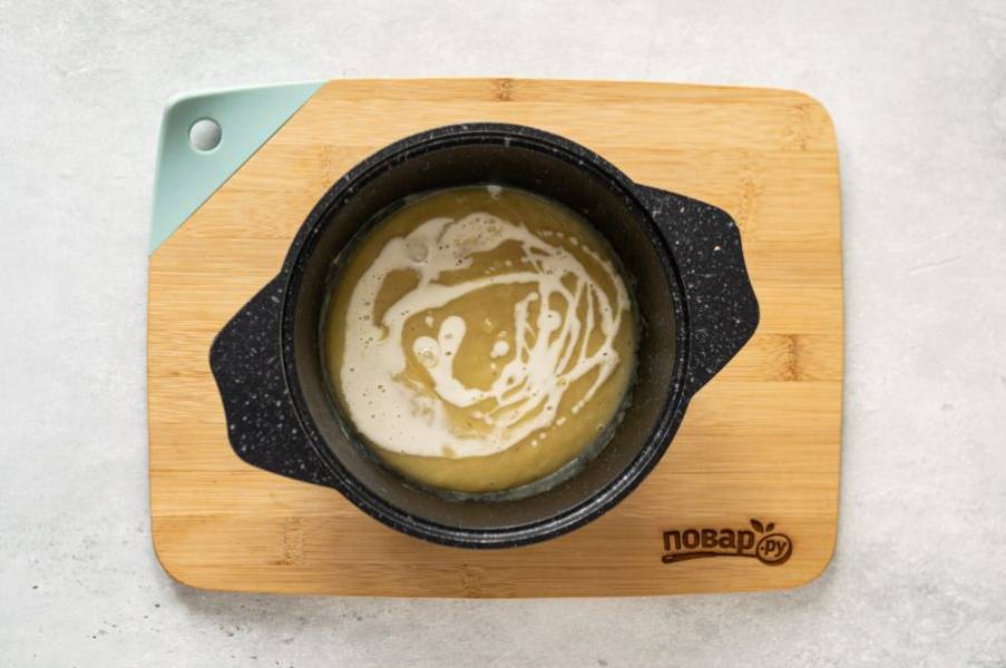 Измельчите блендером суп до однородной консистенции. Влейте сливки. Доведите до кипения и снимите с плиты.