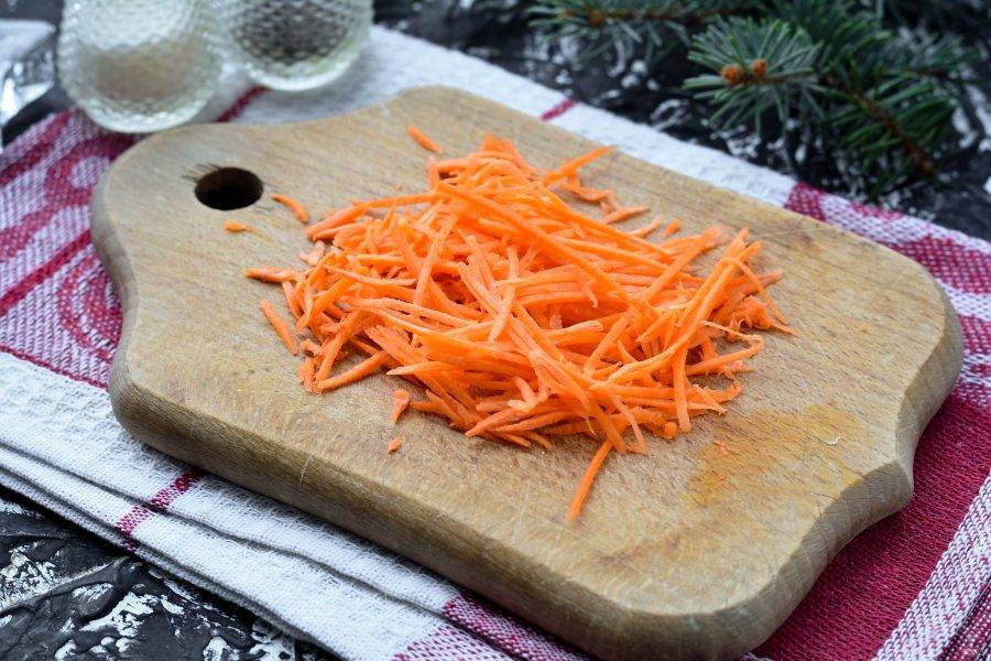 Смешайте в миске капусту и морковку.
