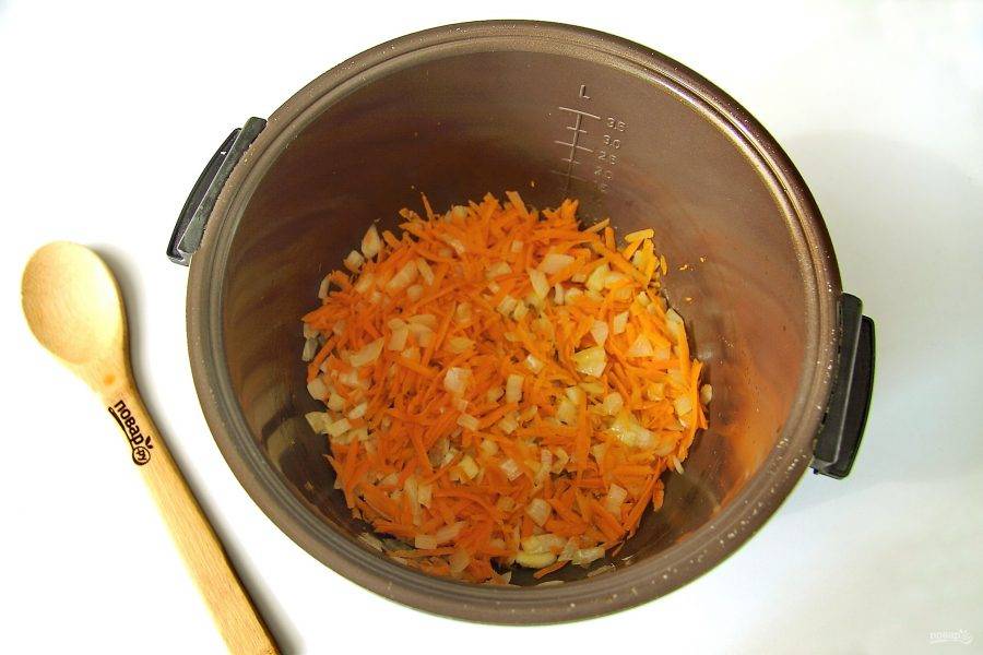 Лук нарежьте кубиками. Морковь натрите на терке. Обжарьте овощи до мягкости на режиме "жарка".