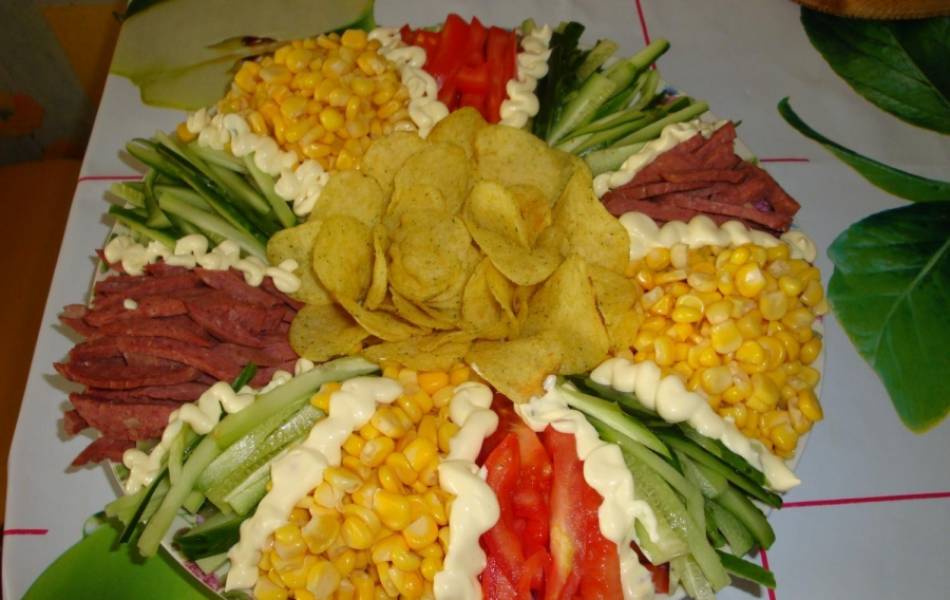 Салат со шпротами, сыром и чипсами - Лайфхакер
