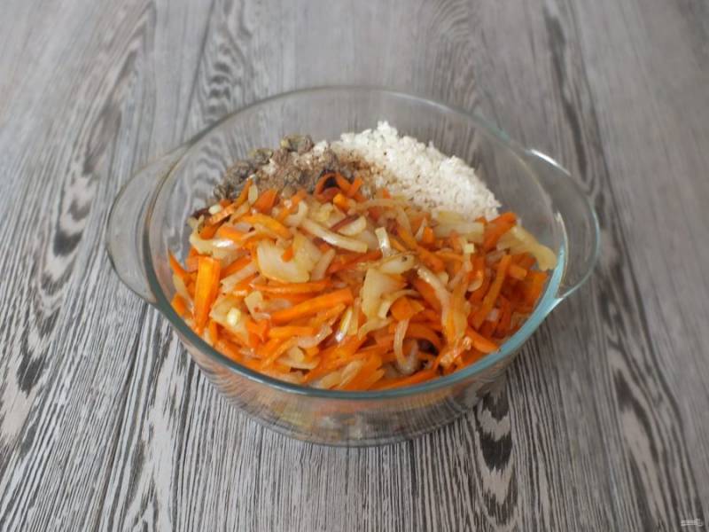 В чашу к мясу добавьте рис, обжаренные морковь с луком, специи и соль.