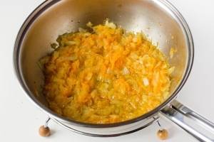 Мелко нарежьте лук, морковь натрите на терке. Затем обжарьте овощи на сливочном масле до золотистости.