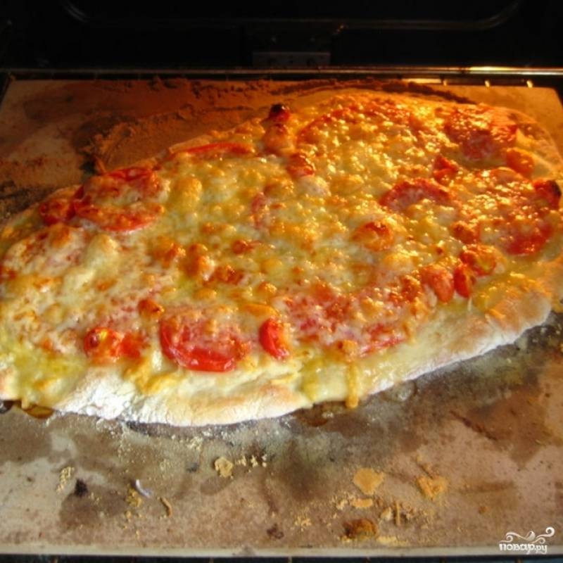 Пиццу перекладываем в разогретую до 250 градусов духовку. Запекаем 12-15 минут, после чего достаем из духовки.