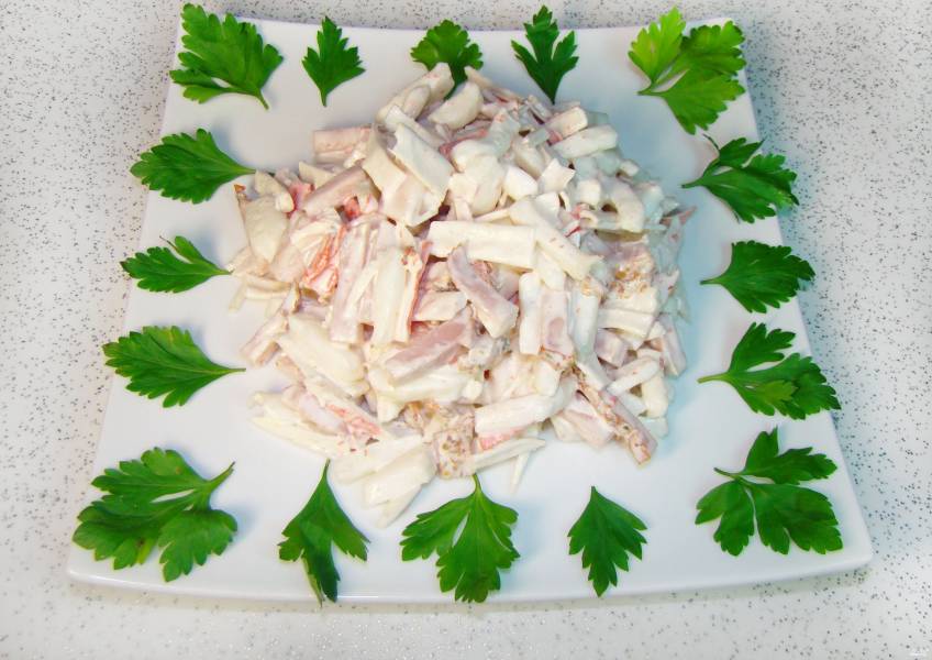 Салат с отварной рыбой, кальмарами, крабовыми палочками и сыром