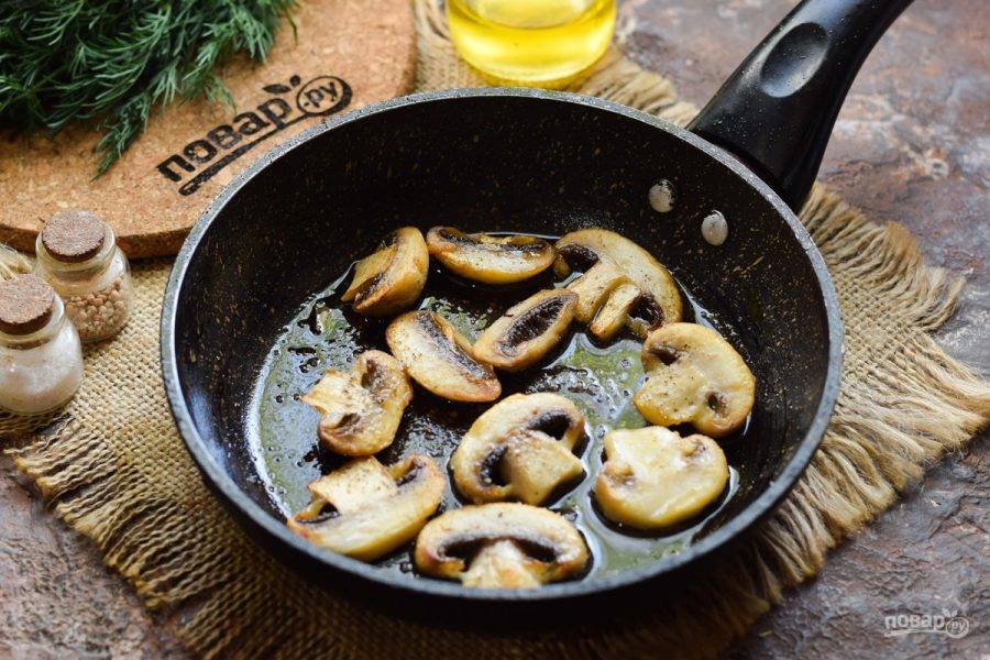 Сковороду разогрейте и смажьте маслом, выложите грибы и жарьте их с каждой стороны по 2 минуты.