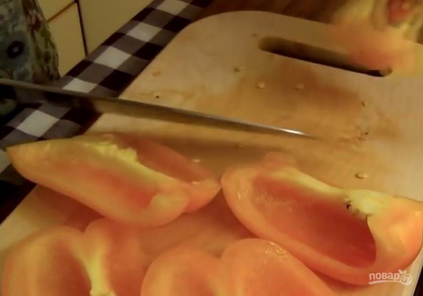 1. Фету разомните вилкой, смешайте с рубленым укропом и сформируйте небольшие шарики. Руками измельчите листья салата. Нарежьте томаты кубиками и сладкий болгарский перец, добавьте к салату. 