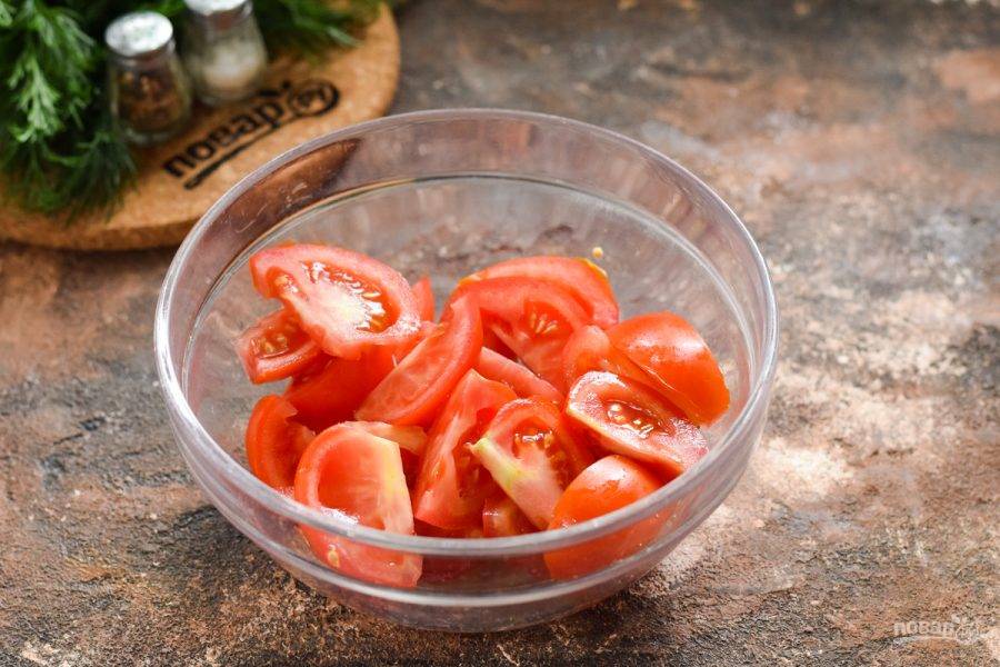 Помидоры вымойте и просушите, после нарежьте томаты произвольно.