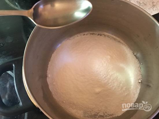 Пока маффины немного остывают, приготовим глазурь. Сахарную пудру растворить в 4 ст. ложках воды и слегка подогреть.