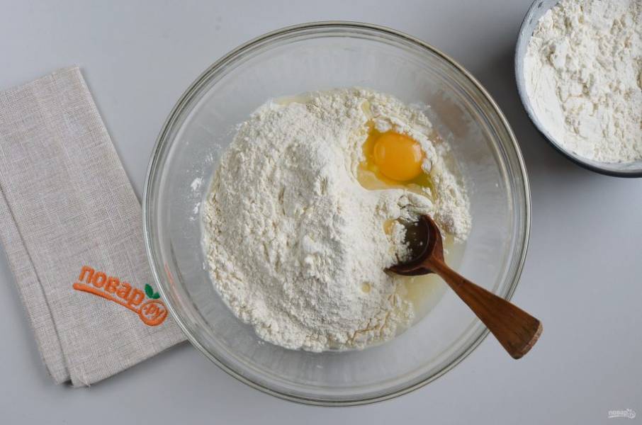 Добавьте растительное масло, яйцо, муку и замесите тесто.